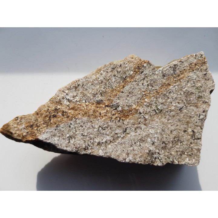 Brązowe, igiełkowate kryształy turmalinu na kwarcycie z Romanowa k. Strzelina