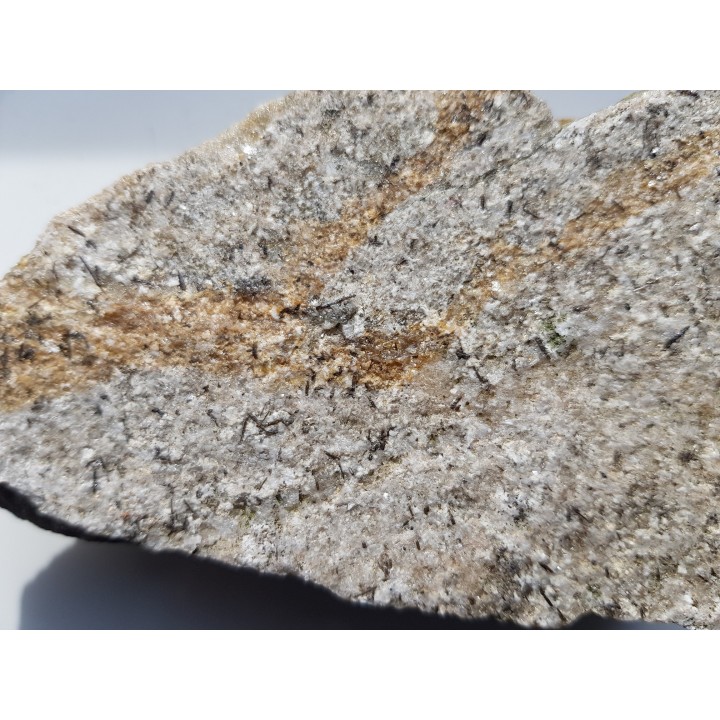 Brązowe, igiełkowate kryształy turmalinu na kwarcycie z Romanowa k. Strzelina