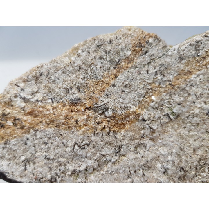 Brązowe, igiełkowate kryształy turmalinu na kwarcycie z Romanowa k. Strzelina