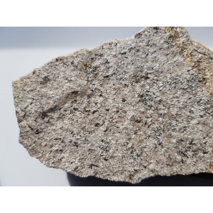 Brązowe, igiełkowate kryształy turmalinu na kwarcycie z Romanowa k. Strzelina