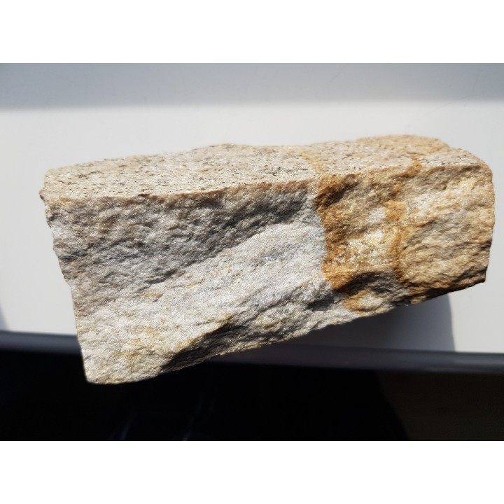 Brązowe, igiełkowate kryształy turmalinu na kwarcycie z Romanowa k. Strzelina