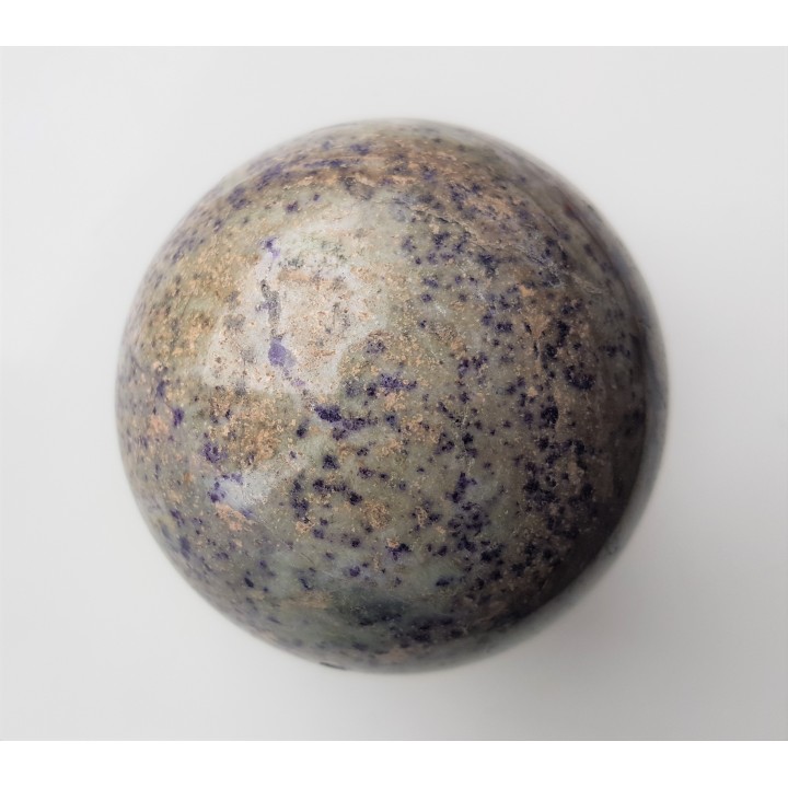 Kula polerowana z e skały z fluorytem z Kletna