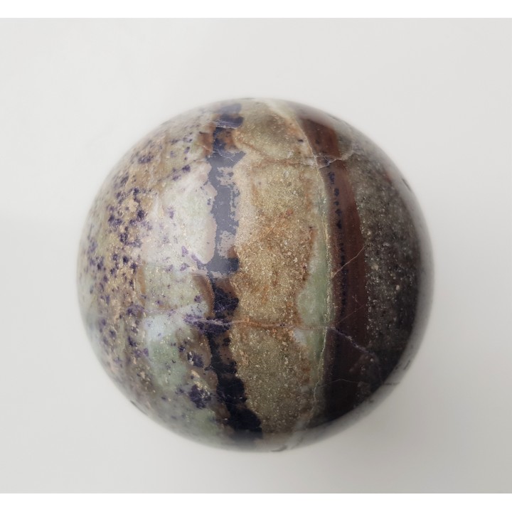 Kula polerowana z e skały z fluorytem z Kletna