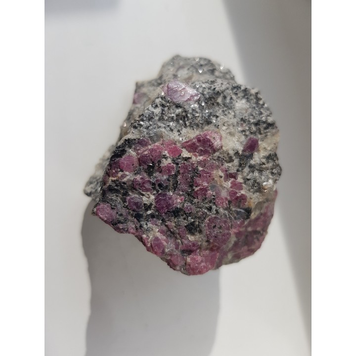 Rubiny w gnejsie z rosyjskiej Karelii