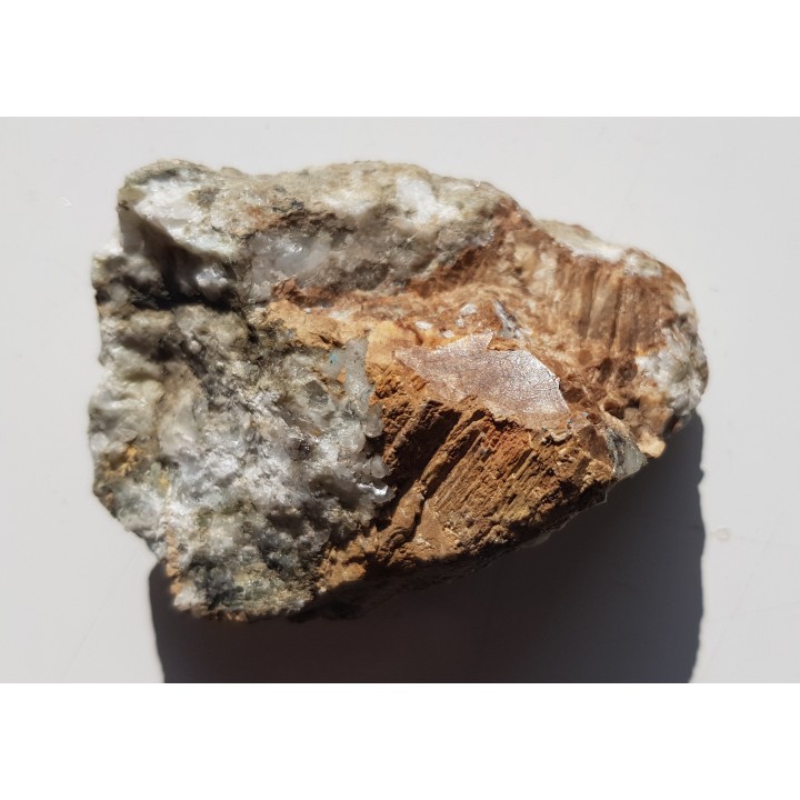 Polerowany okaz skały z ankerytem oraz tetraedrytem z Miedzianki k. Janowic Wlk.