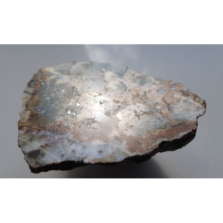 Polerowany okaz skały z ankerytem oraz tetraedrytem z Miedzianki k. Janowic Wlk.