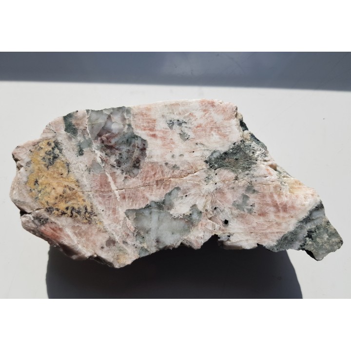 Polerowany okaz skały ze złoża Ciechanowice z różowym barytem