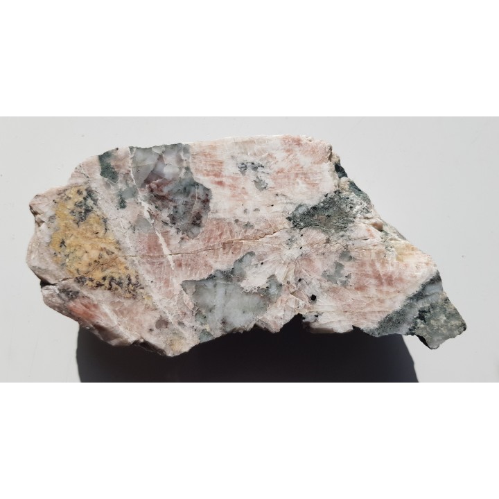 Polerowany okaz skały ze złoża Ciechanowice z różowym barytem
