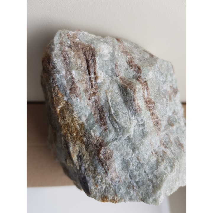 Kryształy wezuwianu w skale wapniowo-krzemianowej z Samborowiczek