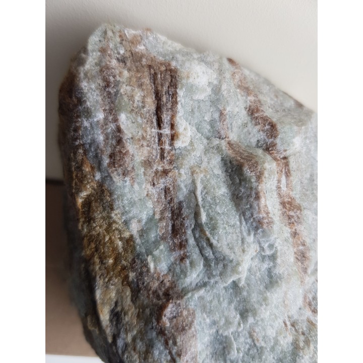 Kryształy wezuwianu w skale wapniowo-krzemianowej z Samborowiczek