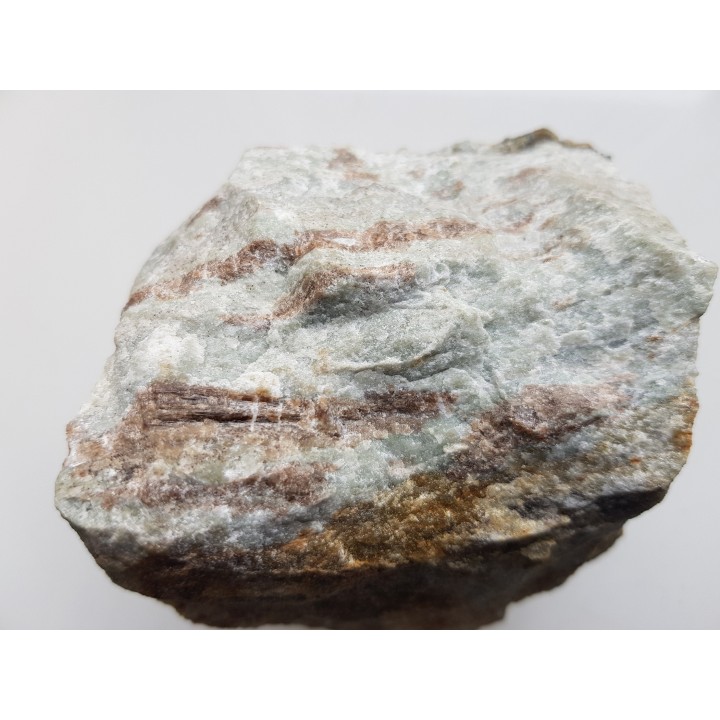 Kryształy wezuwianu w skale wapniowo-krzemianowej z Samborowiczek