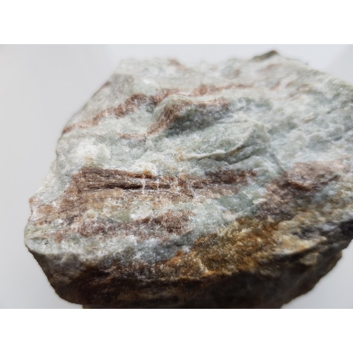 Kryształy wezuwianu w skale wapniowo-krzemianowej z Samborowiczek