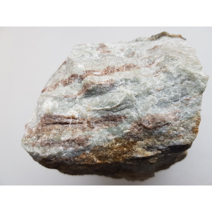 Kryształy wezuwianu w skale wapniowo-krzemianowej z Samborowiczek