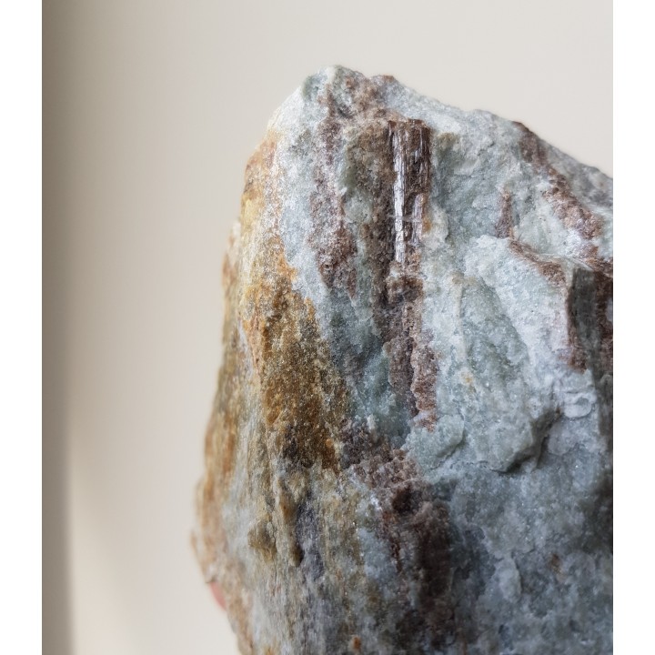 Kryształy wezuwianu w skale wapniowo-krzemianowej z Samborowiczek