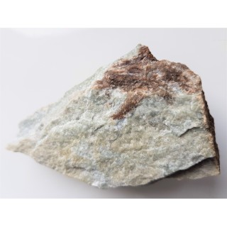 Kryształy wezuwianu w skale wapniowo-krzemianowej z Samborowiczek