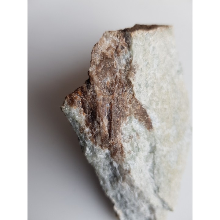 Kryształy wezuwianu w skale wapniowo-krzemianowej z Samborowiczek