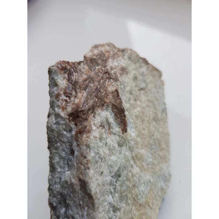 Kryształy wezuwianu w skale wapniowo-krzemianowej z Samborowiczek