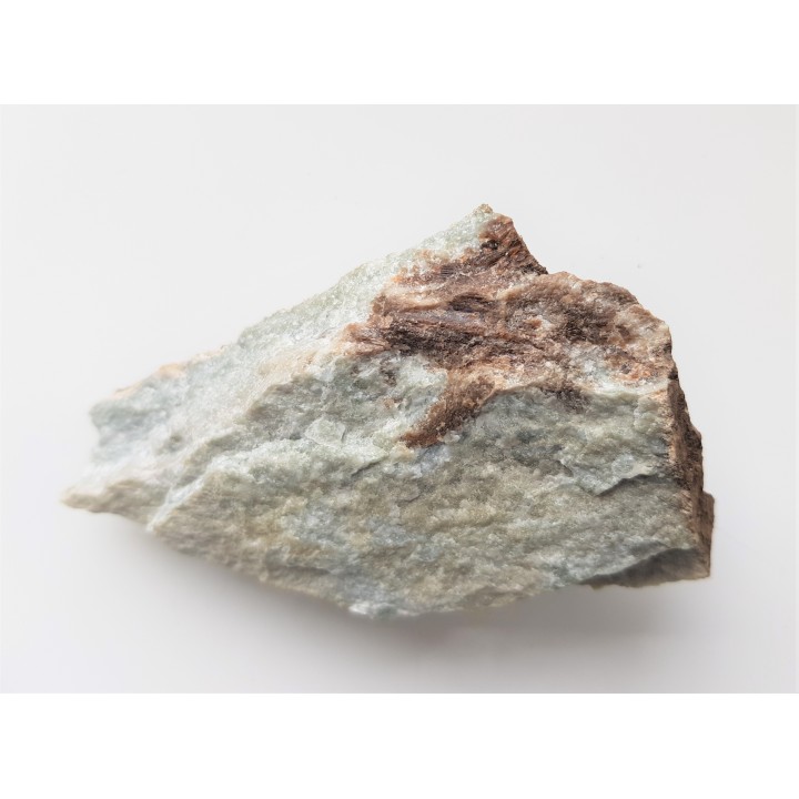 Kryształy wezuwianu w skale wapniowo-krzemianowej z Samborowiczek