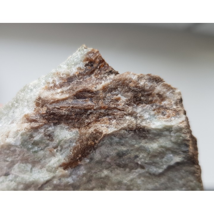 Kryształy wezuwianu w skale wapniowo-krzemianowej z Samborowiczek