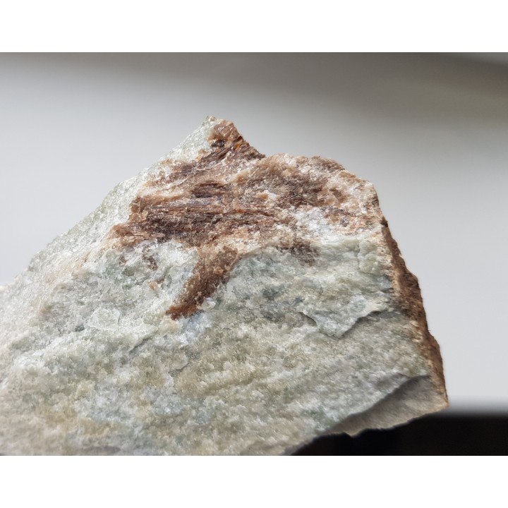 Kryształy wezuwianu w skale wapniowo-krzemianowej z Samborowiczek