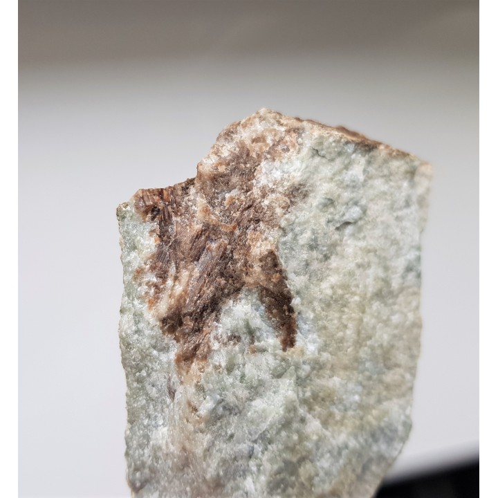 Kryształy wezuwianu w skale wapniowo-krzemianowej z Samborowiczek