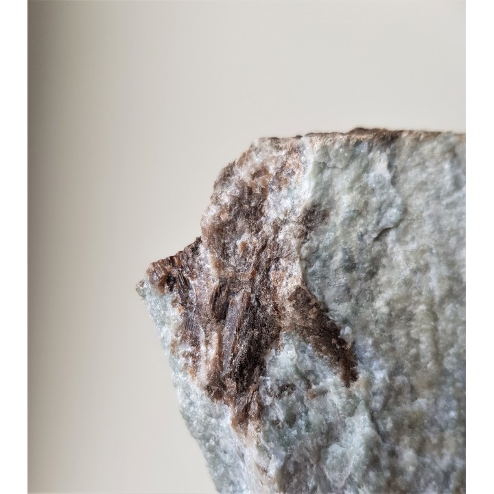 Kryształy wezuwianu w skale wapniowo-krzemianowej z Samborowiczek