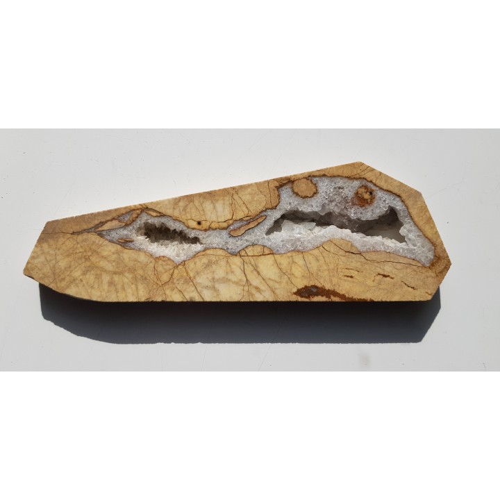 Ozdobny dolomit z kawerną ze Sławniowic