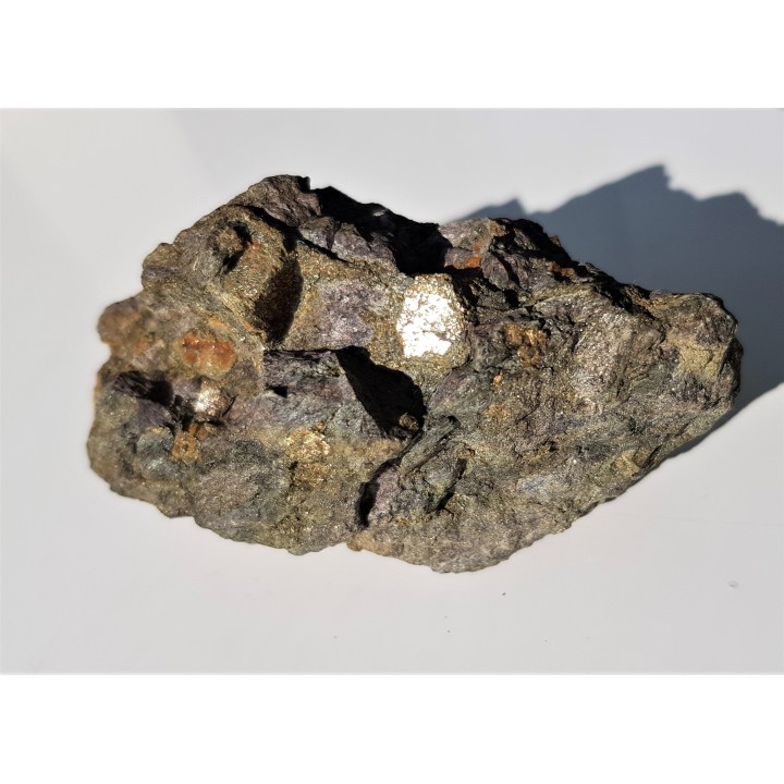 Ciemny łupek przerośnięty licznymi kryształami pirytu z Rędzin k. Kamiennej Góry