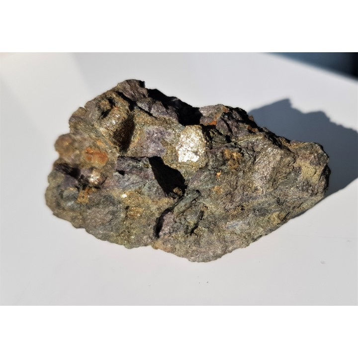 Ciemny łupek przerośnięty licznymi kryształami pirytu z Rędzin k. Kamiennej Góry