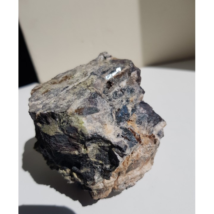 Żyła hematytowa z intensywnie błyszczącymi "listwami" hematytu z Gór Kaczawskich