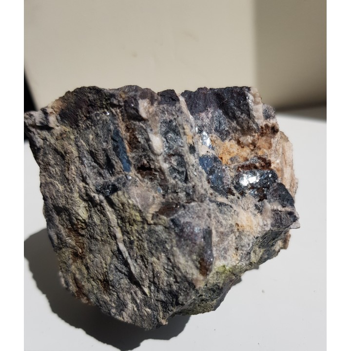 Żyła hematytowa z intensywnie błyszczącymi "listwami" hematytu z Gór Kaczawskich