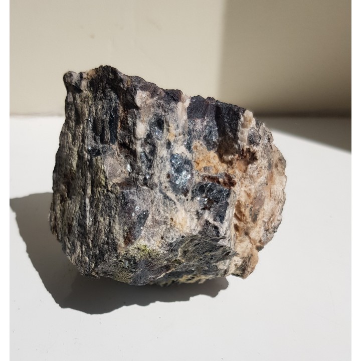 Żyła hematytowa z intensywnie błyszczącymi "listwami" hematytu z Gór Kaczawskich