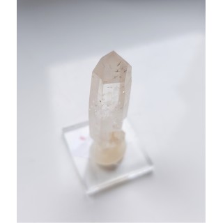 Allanit (epidot z pierwiastkami ziem rzadkich - REE) w kwarcu z Morawy k. Strzegomia