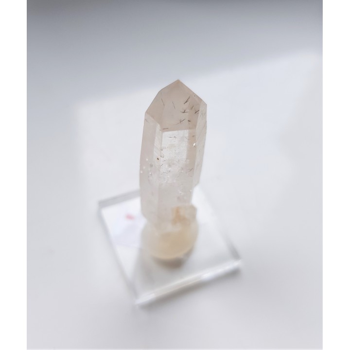 Allanit (epidot z pierwiastkami ziem rzadkich - REE) w kwarcu z Morawy k. Strzegomia