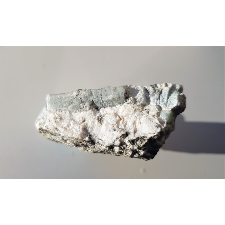 Kryształ berylu w pegmatycie desylifikowanym z Wir k. Sobótki