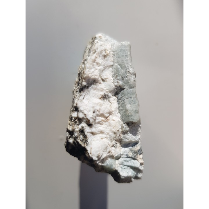 Kryształ berylu w pegmatycie desylifikowanym z Wir k. Sobótki