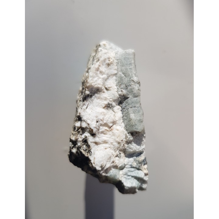 Kryształ berylu w pegmatycie desylifikowanym z Wir k. Sobótki