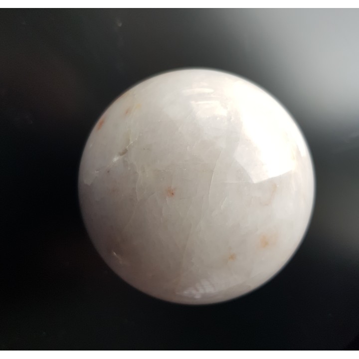 Kula polerowana z kwarcu mlecznego z okolic Mikołajowa k. Legnicy