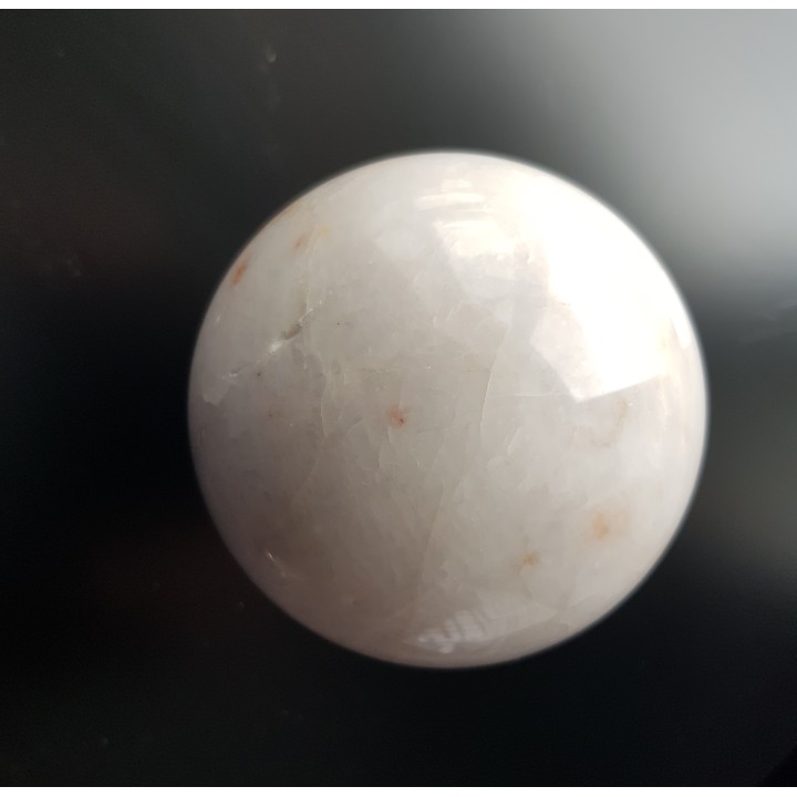 Kula polerowana z kwarcu mlecznego z okolic Mikołajowa k. Legnicy