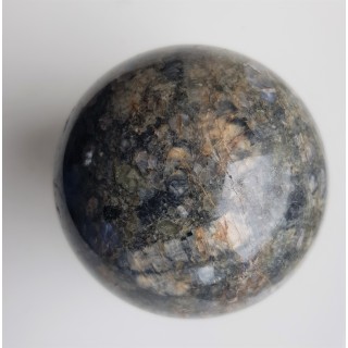 Kula polerowana z granitu rumburskiego z niebieskimi kwarcami z okolic Bogatyni