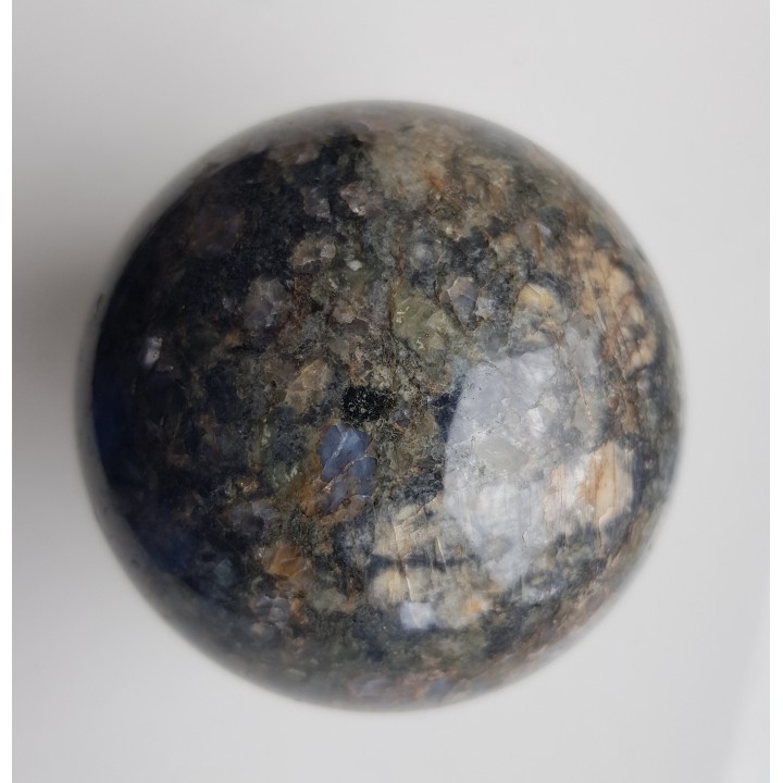 Kula polerowana z granitu rumburskiego z niebieskimi kwarcami z okolic Bogatyni