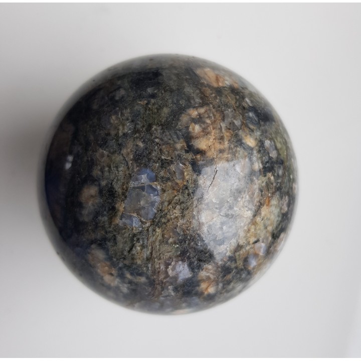 Kula polerowana z granitu rumburskiego z niebieskimi kwarcami z okolic Bogatyni