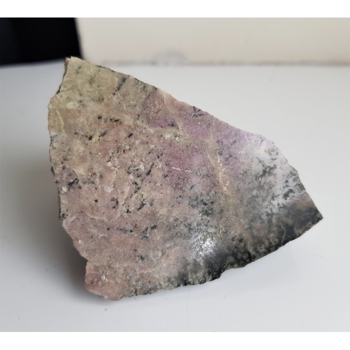 Fioletowo-kremowy rodingit z Nasławic