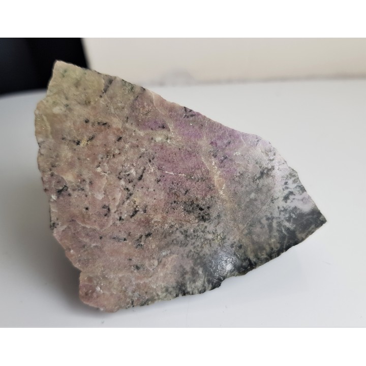 Fioletowo-kremowy rodingit z Nasławic