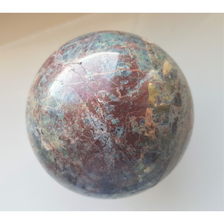 Kula polerowana z listwenitu z dużymi skupieniami chalkopirytu z Przygórza k. Nowej Rudy