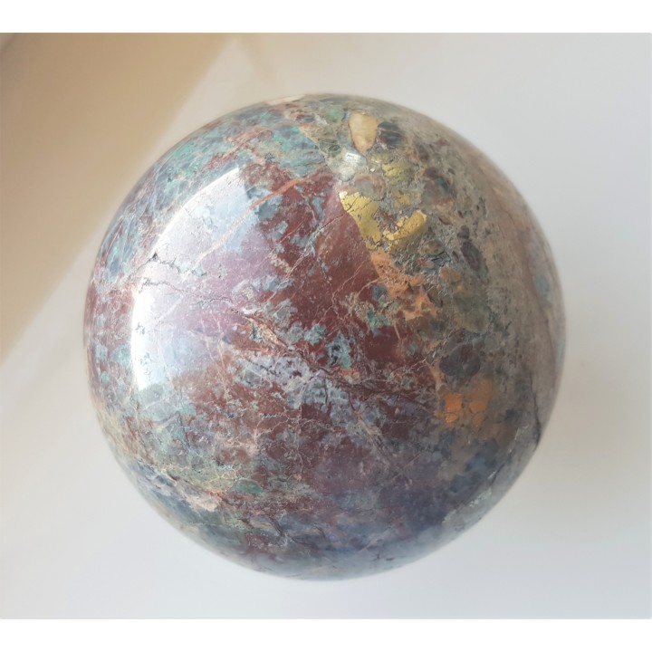 Kula polerowana z listwenitu z dużymi skupieniami chalkopirytu z Przygórza k. Nowej Rudy