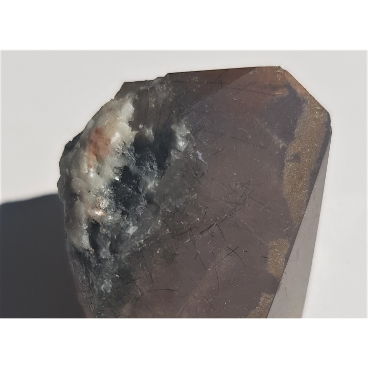 Kwarc dymny z bardzo licznymi wrostkami turmalinów ze Strzegomia