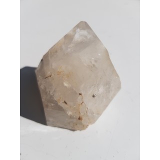 Allanit (epidot z pierwiastkami ziem rzadkich - REE) w kwarcu z Morawy k. Strzegomia