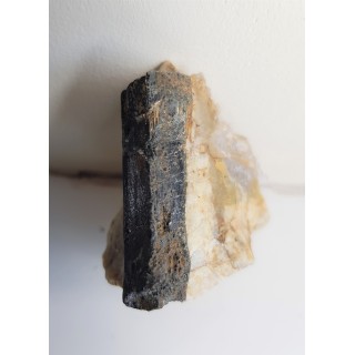 Kryształ szerlu z historycznego pegmatytu w Michałkowej w Górach Sowich