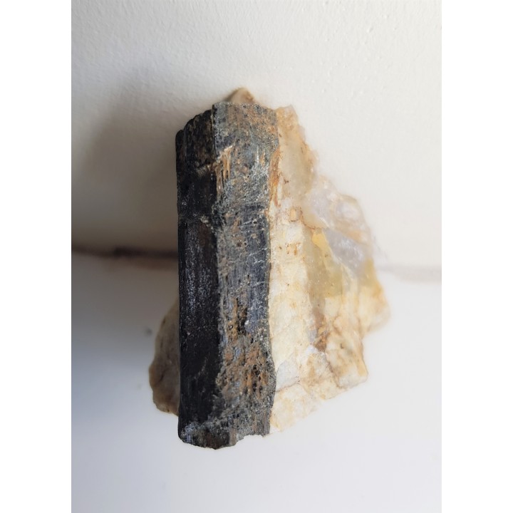 Kryształ szerlu z historycznego pegmatytu w Michałkowej w Górach Sowich